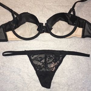 Set Victoria’s Secret bra and thong